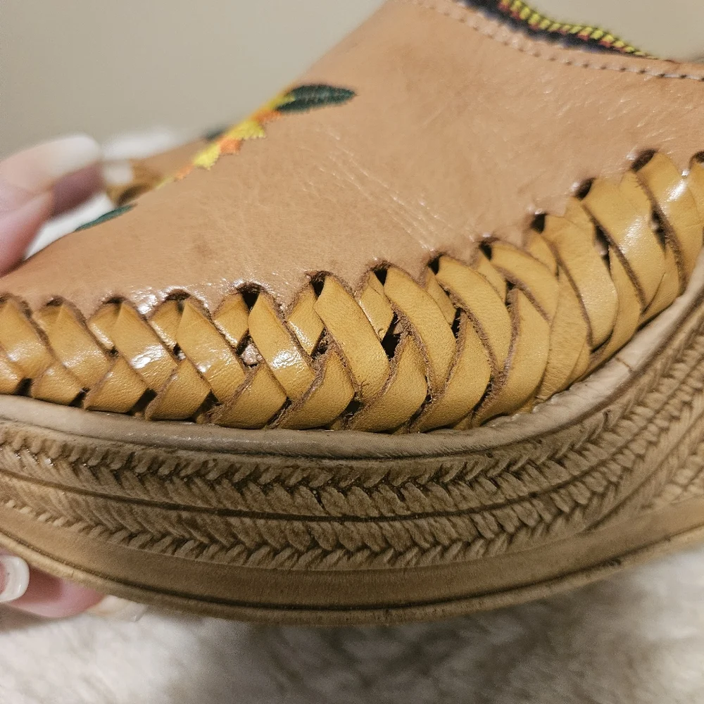 Leather Floral Embroidered Platform Wedge Women's size 6 *ay